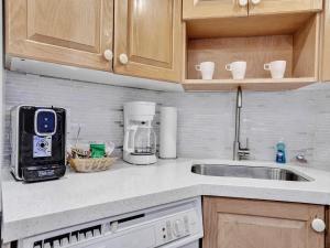 Adorable 2 Bedroom Condo Beach Service 605