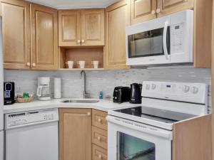 Adorable 2 Bedroom Condo Beach Service 605