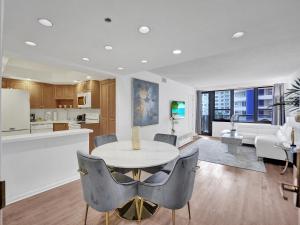 Adorable 2 Bedroom Condo Beach Service 605