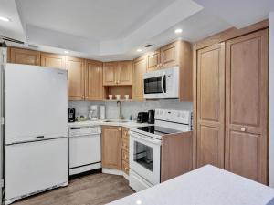 Adorable 2 Bedroom Condo Beach Service 605