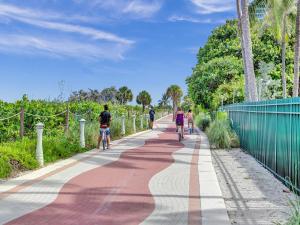 Adorable 2 Bedroom Condo Beach Service 605