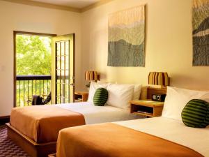 Queen Room with Balcony room in Highlands Inn Lodge