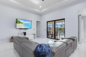 Tranquil Canal Views, Saltwater Pool - Modern Retreat on the 21st - Roelens