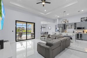 Tranquil Canal Views, Saltwater Pool - Modern Retreat on the 21st - Roelens