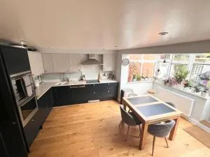 2 Bed Holiday Home with River Views - 马洛