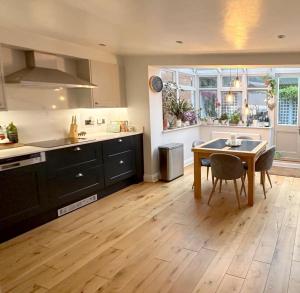 2 Bed Holiday Home with River Views