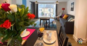 Central Apart Hotel 2BR Flats-EASY Walk to City Centre-Parking
