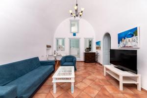 Blue Vine Villa Pool Breakfast