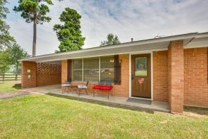 Family-Friendly De Kalb Getaway with Fire Pit!