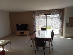 Maison climatisée avec jardin à Sardieu 3km de la Côte St André - Sardieux