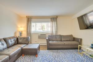 Walk to Train Convenient Skokie Condo!
