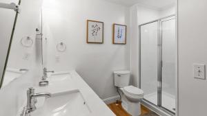 Spacious 2 bedroom just a 2 min walk to the beach!