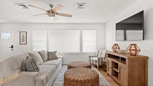 Spacious 2 bedroom just a 2 min walk to the beach!