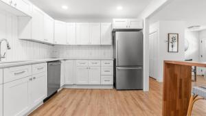 Spacious 2 bedroom just a 2 min walk to the beach!