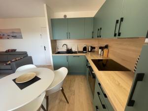 Family apartment - Fully equipped, Close to sandy beaches & restaurants, Pool, Balcony, Garage
