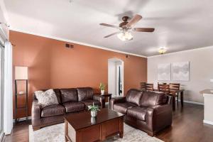 Comfy 2 bed 2 bath Phoenix Paradise with Pool and Gym