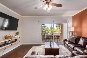 Comfy 2 bed 2 bath Phoenix Paradise with Pool and Gym