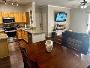 Comfy 2 bed 2 bath Phoenix Paradise with Pool and Gym