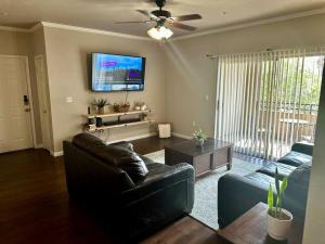 Comfy 2 bed 2 bath Phoenix Paradise with Pool and Gym