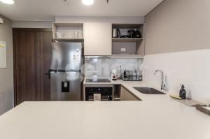 Dazzling apt one block from Shopping del Sol