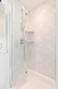 Air-conditioned lockable ensuite room in modern space with shared kitchen Fast WIFI