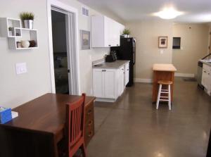 Modern & Open 2BR in Rockridge, Highly Walkable on Oakland Berkeley Border