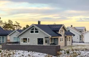 4 Bedroom Amazing Home In Færvik