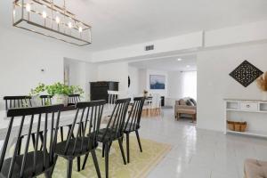 Beautiful Home with heated pool and Fenced Yard by Siesta Key!