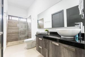 depa moderno y en zona dorada súper centrico