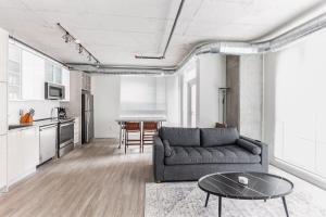 Apartment room in Centrally Located DT Luxury Apts at City Club