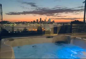 Devonport Cliff top Church conversion - Stunning city views - Devonport