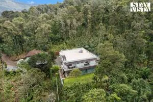 StayVista at Cardamom Casa with Lawn, Terrace & BBQ - Pooppara