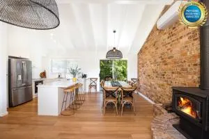 Anacapri - Pet Friendly - Opposite Beach - Fireplace - Myola