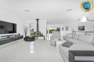 Sea La Vie - Pet Friendly with Fireplace and Swimming Pool & Spa