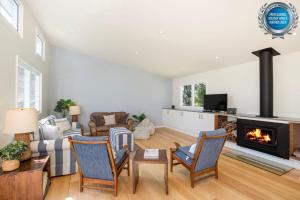 The Cabin - Waterfront with Fireplace - 5 mins to the Bay