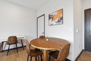 CozySuites on Mass with garage parking #8