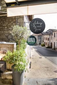Hotels Auberge du Vieux Lanas Logis Hotel Restaurant : photos des chambres