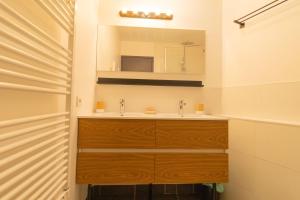 Maisons de vacances AfroBoHome, Fraicheur d-ete, Familles et petits groupes, clim, 2 a 6 personnes, Proche centre Nimes, Garage clos : photos des chambres