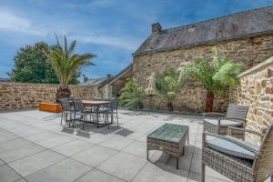 Maisons de vacances Le Logis de la Pierre Bleue - Maison avec piscine : photos des chambres