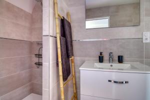 Maisons de vacances Le Logis de la Pierre Bleue - Maison avec piscine : photos des chambres