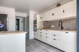 Maisons de vacances Le Logis de la Pierre Bleue - Maison avec piscine : photos des chambres