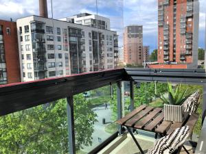 Kotimaailma Apartments - Saunallinen & parvekkeellinen kaksio - Tampellan Esplanadi