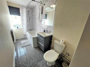 London Zone 2, Spacious 3 Bedroom House