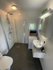 Cosy little house with sea view and great location