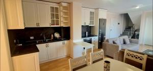 Penthouse dexception avec Rooftop vue mer et colline 3 chambres sur 2 étages 100m de la plage