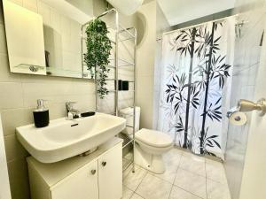 Studio climatisé, 400m plage, parking privé et WIFI