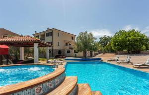 Villa With Pool, Jacuzzi, Sauna, Fitness, Playground & Wine Cellar 