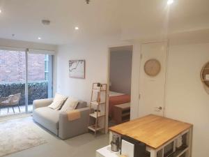 Cosy Beach Apartment with Free Secure Car Park