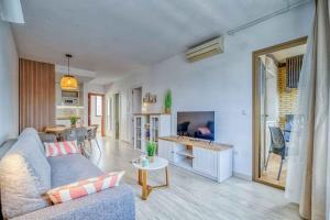 118 - Modern Beachfront Apartment