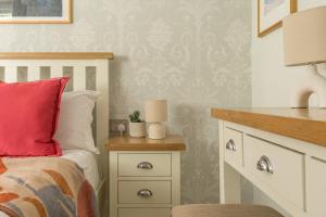 Squirrel Bank, with a hot tub & parking